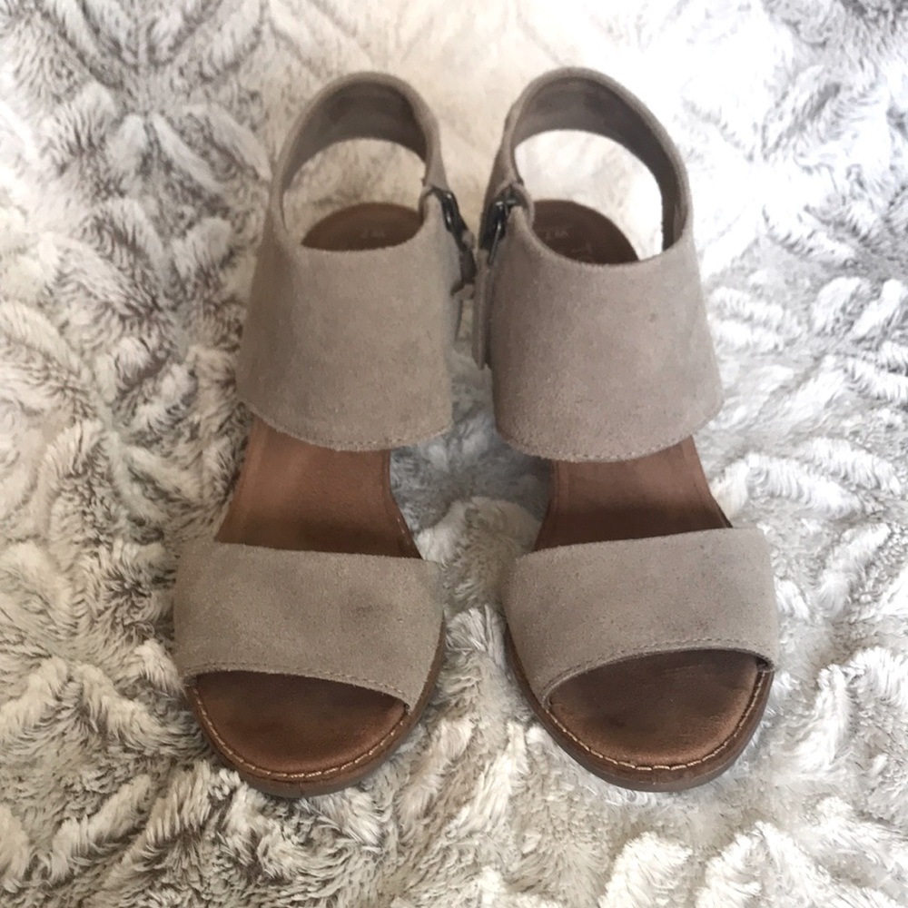 **SALE**Tom's suede heels